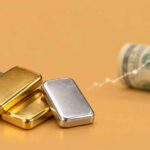 پس از انتشار تورم کمتر از انتظار آمریکا، طلا و نقره توانستند بخشی از ضررهای اخیر خود را جبران کنند، اما دلار قوی و بازده بالای اوراق همچنان مانع رشد بیشتر قیمت‌اند. طبق گزارش‌ها، تورم سالانه شاخص هزینه‌های مصرف شخصی (PCE) در آگوست ۳.۴ درصد بود؛ کمتر از پیش‌بینی ۳.۷ درصدی. پس از انتشار این داده، احتمال افزایش نرخ بهره فدرال رزرو در نشست اکتبر از حدود ۴۵ درصد به ۳۶ تا ۳۸ درصد کاهش یافت؛ تغییری که فشار ناشی از انتظارات افزایش نرخ بهره بر فلزات گران‌بها را تعدیل کرد. سطوح کلیدی طلا و نقره طلا اکنون حوالی ۴،۱۵۷ دلار قرار دارد و هنوز زیر مقاومت ۴،۱۹۰ دلار معامله می‌شود. بازگشت قیمت و تثبیت آن بالای ۴،۱۶۰ دلار می‌تواند زمینه آزمایش دوباره مقاومت ۴،۱۹۰ دلار را فراهم کند. بااین‌حال، تغییر روند به صعودی نیازمند عبور قاطع از ۴،۲۳۸ دلار است. در مقابل، باقی ماندن قیمت زیر ۴،۱۶۰ دلار احتمال افت تا حمایت ۴،۱۱۲ دلار را افزایش می‌دهد. شکست این حمایت نیز می‌تواند اصلاح قیمت را تا ۴،۰۷۳ دلار و سپس ۴،۰۳۰ دلار ادامه دهد. تصویر ۱ نقره نیز حوالی ۶۰.۵۴ دلار معامله می‌شود و با مقاومت‌های ۶۱ و ۶۱.۷۲ دلار روبه‌روست؛ عبور از این موانع، امکان حرکت به سمت ۶۳.۰۶ دلار را تقویت می‌کند. در مقابل، از دست رفتن حمایت ۵۹.۹۶ دلار، سناریوی افت به ۵۸.۹۴ دلار و سپس ۵۷.۶۴ دلار را فعال‌ خواهد کرد. تصویر ۲ محرک اصلی بازار: گزارش اشتغال روز جمعه محرک بعدی بازار است؛ داده ضعیف‌تر از انتظار می‌تواند با کاهش انتظارات برای افزایش نرخ بهره به طلا و نقره کمک کند. در مقابل، داده قوی‌تر احتمال تقویت دلار و تشدید فشار فروش را بالا می‌برد.
